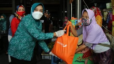 TP PKK Lamongan bersama Bank Jatim Salurkan 200 Paket Sembako