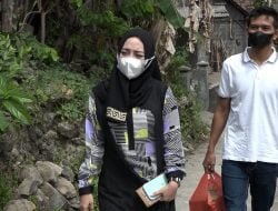 Sembari Bagikan Sembako, Kades Cantik Sosialisasikan PPKM Darurat di Lamongan