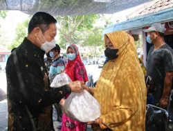 Pedagang di Komplek Makam Sunan Drajat Menerima Bansos dari Pemkab Lamongan