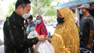 Pedagang di Komplek Makam Sunan Drajat Menerima Bansos dari Pemkab Lamongan