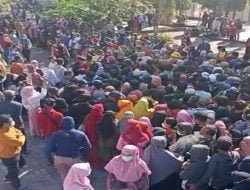 “Terlalu” Antusias dalam Serbuan Vaksin di Alun-Alun Lamongan