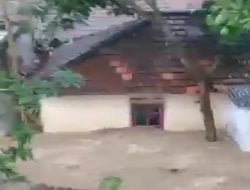 Akibat Diguyur Hujan 2 Jam, Desa di Lamongan Dilanda Banjir Bandang