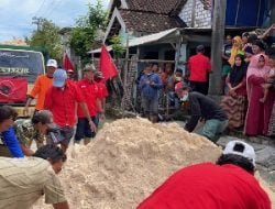 Akibat Banjir, DPC PDI Perjuangan Lamongan Uruk Jalan Poros Jelakcatur Sebanyak 55 Truck