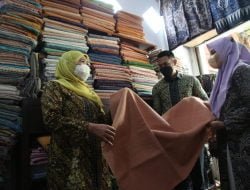 Tinjau Kerajinan Batik Tulis Tuban, Gubernur Khofifah : Pemrov Jatim Targetkan 15 Desa Devisa