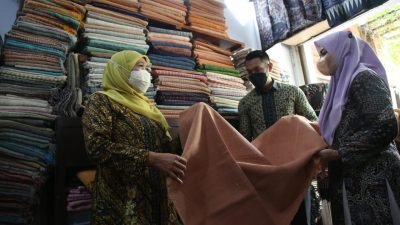 Tinjau Kerajinan Batik Tulis Tuban, Gubernur Khofifah : Pemrov Jatim Targetkan 15 Desa Devisa