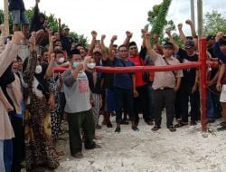 Ratusan Petani Tambak Brondong Lamongan Blokir Jalan PT SBM