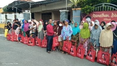 Jelang Lebaran, Gus Falah Berbagi Beras Mbak Puan di Lamongan dan Gresik