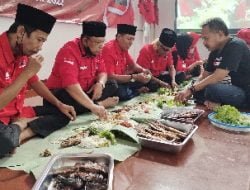 Festival Bakar Ikan Nusantara, DPC PDI Lamongan Bancakan Ikan Bakar Berpiring Daun Pisang