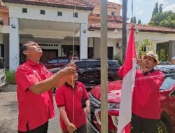 DPC PDI Perjuangan Lamongan Bagi dan Pasang Bendera Merah Putih di Lokasi Ini