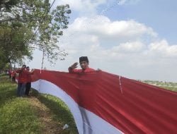 DPC PDI Perjuangan Lamongan Bentangkan Bendera Sepanjang 577 Meter di HUT ke-77 RI