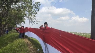 DPC PDI Perjuangan Lamongan Bentangkan Bendera Sepanjang 577 Meter di HUT ke-77 RI