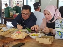 Cicipi Kuliner Lamongan, Gus Ami : Sambalnya Dahsyat