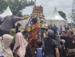 Pengunjung Rebutan Kupat di Festival Kupatan Lamongan