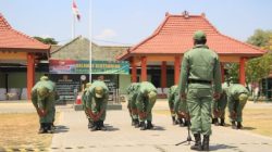 HUT ke-78 TNI, Tim Linmas dan Pelajar Lamongan Unjuk Gigi di Makodim Lamongan