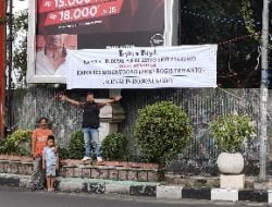 Kapolres Dimutasi, Jurnalis Bojonegoro Ucapkan Terima Kasih ke Kapolri Lewat Spanduk