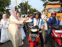 Persit KCK Kodim Lamongan Berbagi Kebahagiaan di Bulan Ramadan dengan Bagi-bagi Takjil