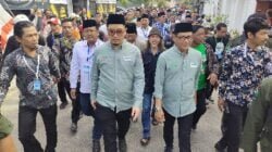 Ghofur-Firosya, Pasangan yang Daftar Pertama ke KPU Lamongan Sambil Jalan Kaki Diiringi Hadrah