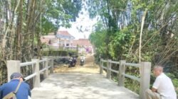 Diduga Korupsi Dua Proyek Jembatan dan Rabat Beton, Kades Dradah Diadukan ke Kejari Lamongan