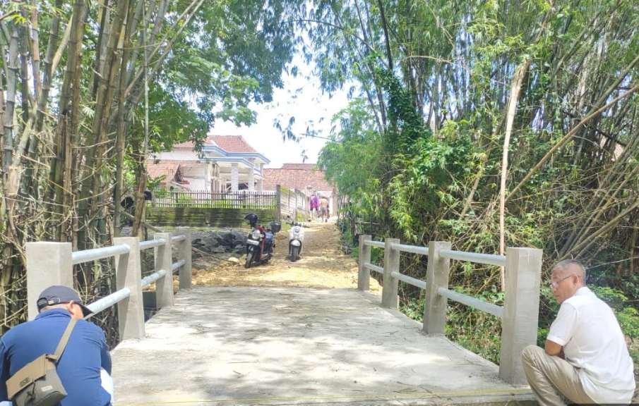Diduga Korupsi Dua Proyek Jembatan dan Rabat Beton, Kades Dradah Diadukan ke Kejari Lamongan