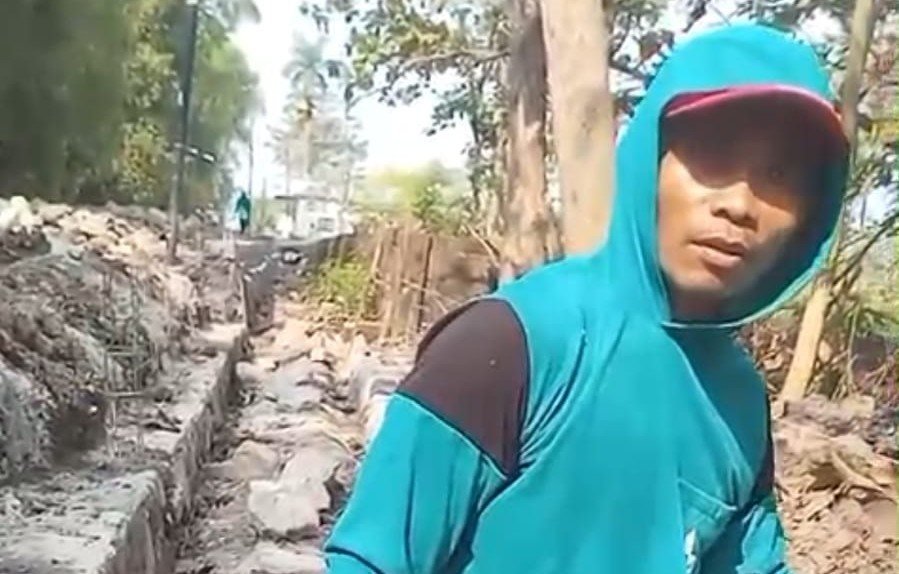 Proyek TPT di Gempolpading Minim Transparansi, Pekerja : Proyek Ini Milik Pak Freddy