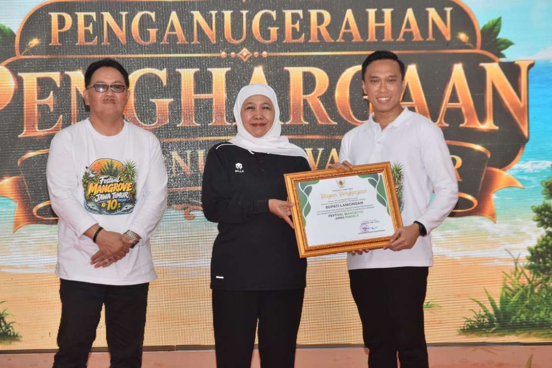 Wakil Bupati Lamongan Dirham Akbar Aksara menerima apresiasi dari Gubernur Jatim Khofifah Indar Parawansa, (Foto : Prokopim Lamongan)