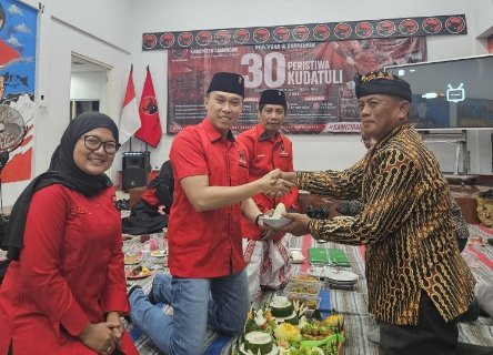 Wakil Bupati Lamongan Dirham Akbar Aksara didampingi Ketua dan Sekretaris DPC PDI Perjuangan Lamongan menyerahkan potongan tumpeng ke Pemangku Agam Hindu Mangku Tadi (Foto : Arianda)