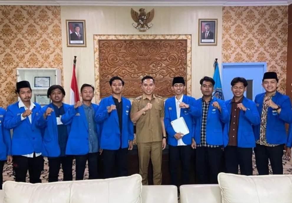 Wabup Dirham Akbar Aksara saat menemui PMII Sunan Drajat di ruang kerjanya (Foto : Prokopim Lamongan)