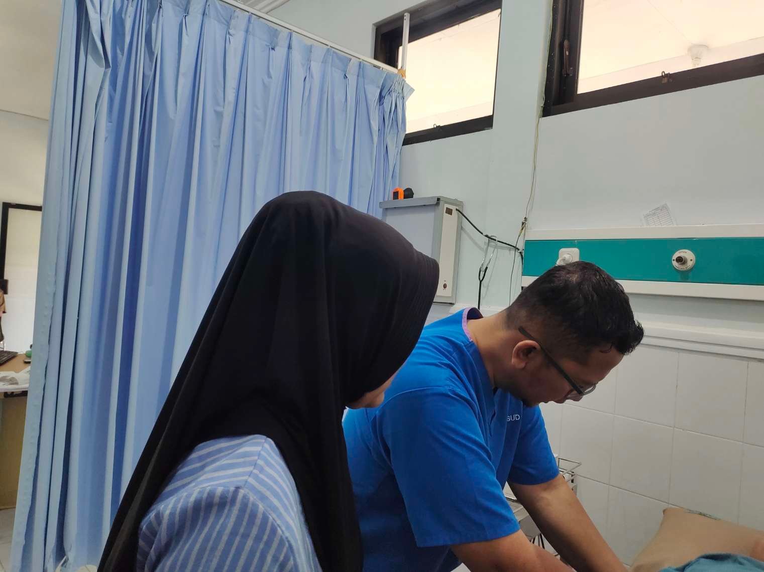 Ketua IDI Jatim dr. Budi Himawan, Sp.U, MM, FICS saat melakukan pemeriksaan pasien di Poli Urologi RSUD dr Seogiri Lamongan (Foto : Arianda)