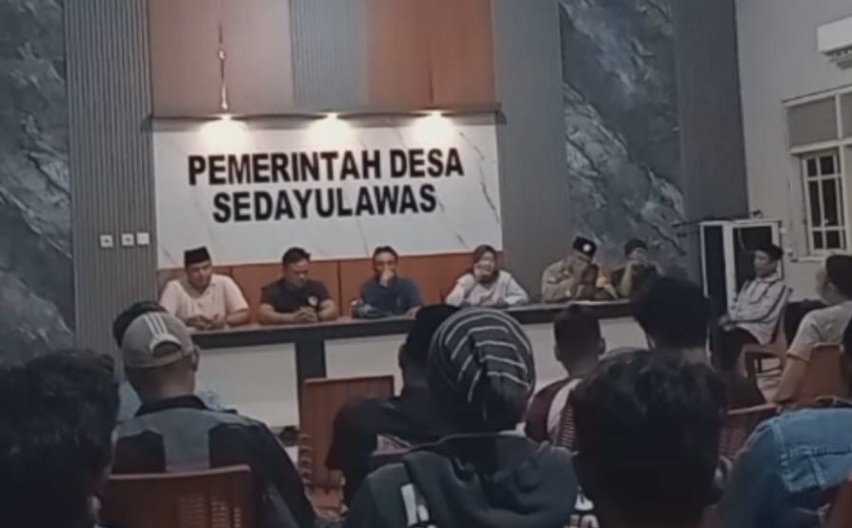 Warga Desa Sedayulawas, Kecamatan Brondong, Lamongan saat mengikuti pertemuan dengan pihak CV Jioen Fishery di Balai Desa setempat, Rabu (15/7/2026), Foto : Warga for Nowtooline.com)
