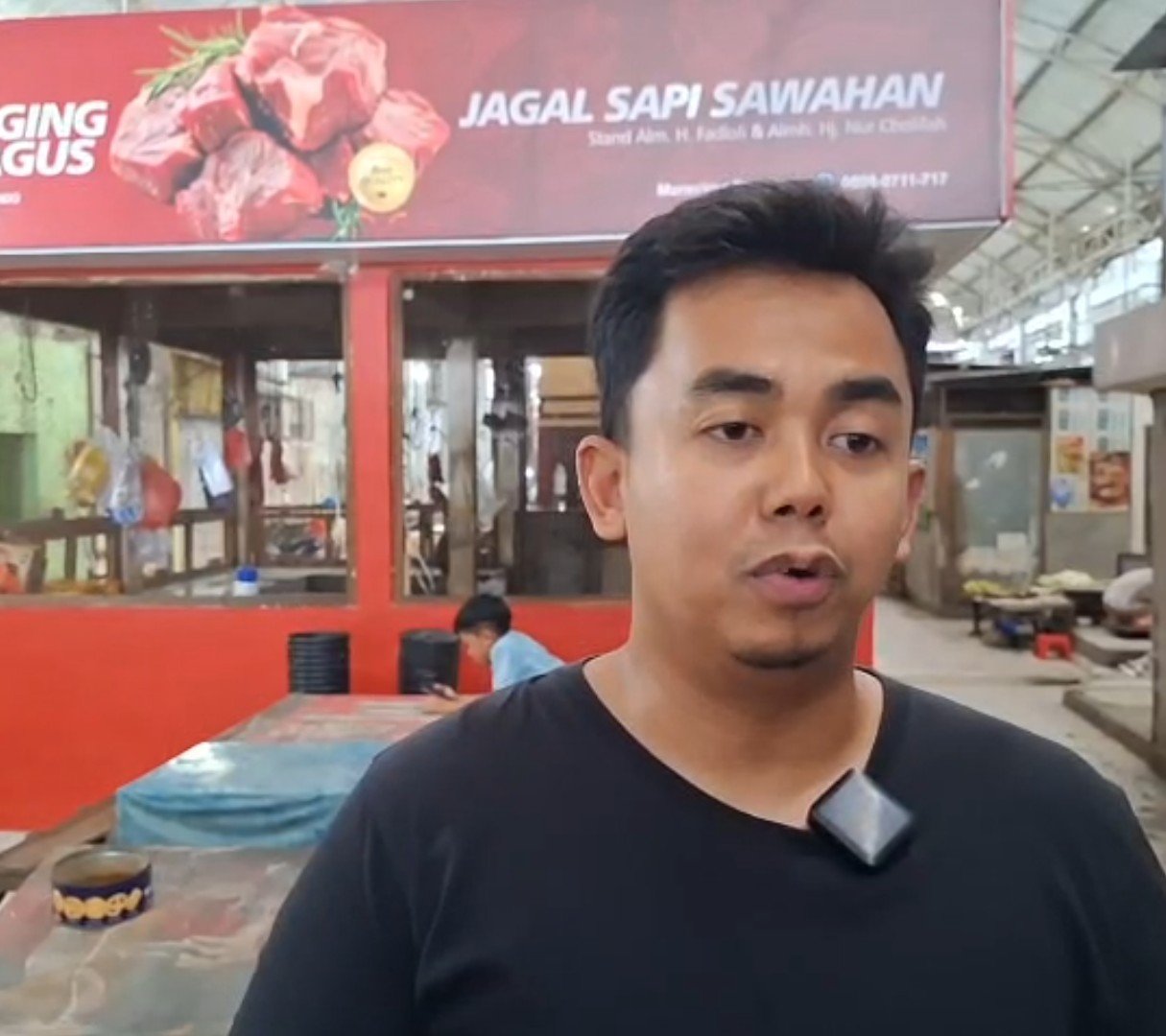 Salah satu pedagang sapi di Pasar Sidoharjo Lamongan, Bagus Budi Raharjo menutup kiosnya selama tiga hari untuk merespon naiknya harga daging sapi, Rabu (15/7/2026) Foto : Arianda)