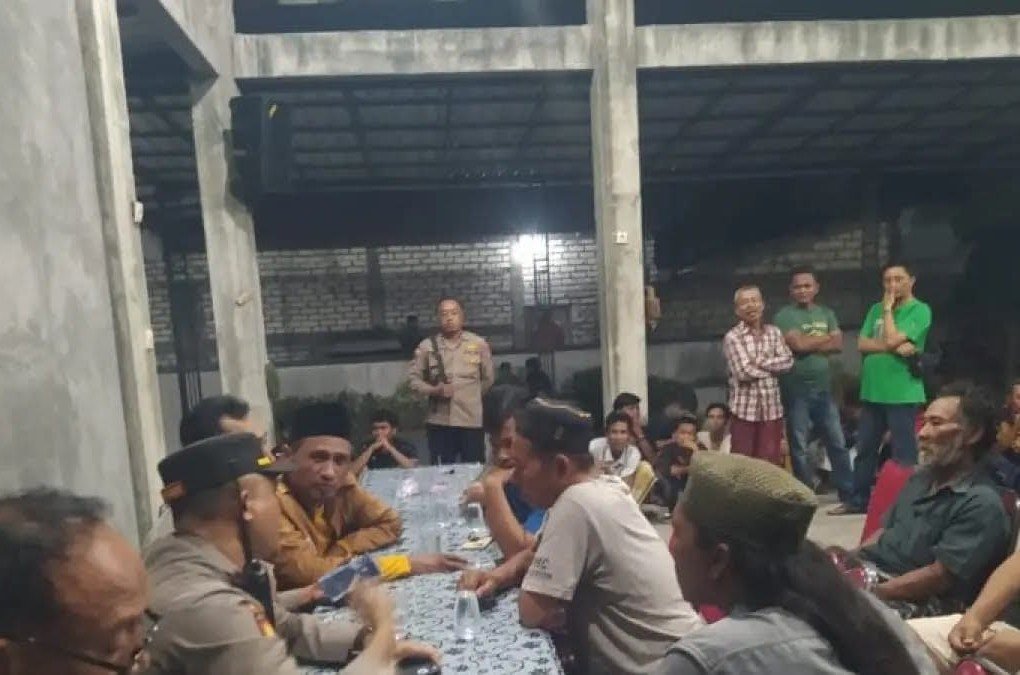 Ratusan warga saat berkumpul di Balai Desa Petung, Kecamatan Panceng, Gresik usai dua oknum polisi terebut diamankan pihak berwajib dari amukan masa. (Foto : Redaksi Nowtooline)