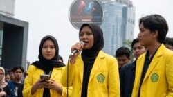 BEM UI menyampaikan delapan tuntutan saat berada di depan UOB, Jakarta, Selasa (18/8/2026), Foto : Redaksi)