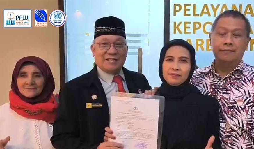 Ketua Umum PPWI Wilson Lalengke (tengah) bersama korban pemerasan mafia tanah, Mia Laelasari dan Ambar Witjaksono Sutarman, usai membuat Laporan Polisi di SPKT Bareskrim Polri, Jakarta, Kamis (20/8/2026) Foto : Wilson Lalengke for Nowtooline)
