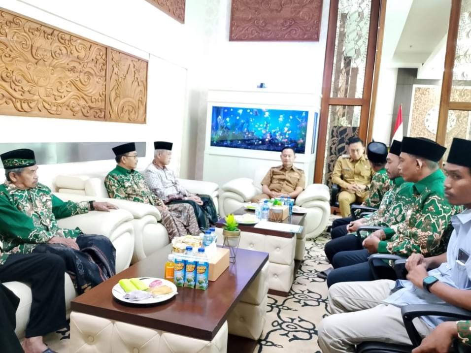 Bupati Lamongan Yuhronur Efendi saat menerima audiensi dari PCNU Lamongan terkait penanganan peredaran miras dan persoalan sosial masyarakat (Foto : Prokopim Lamongan for Nowtooline)
