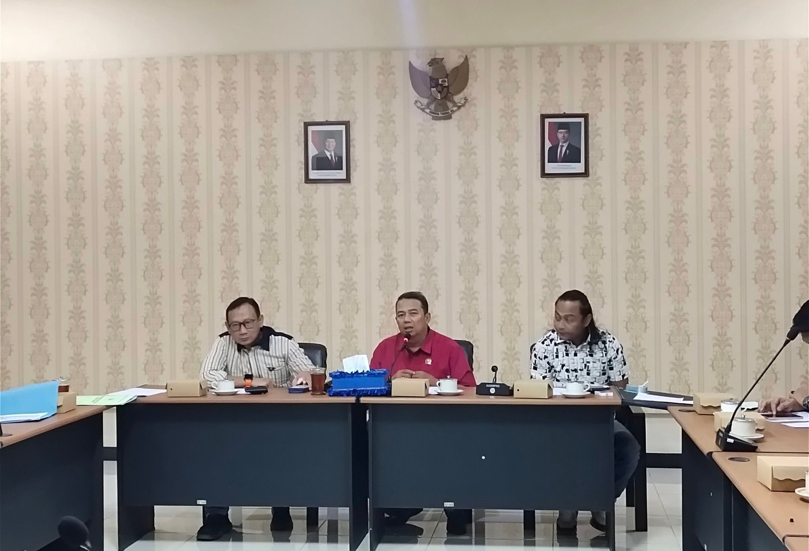 Ketua Komisi C DPRD Lamongan Mahfud Shodiq saat memimpin rapat koordinasi terkait aduan masyarakat pencemaran lingkungan oleh CV Jioen Fishery di Ruang Kerja Komisi C, Jumat (31/7/2026), Foto : Suwarji/Nowtooline)
