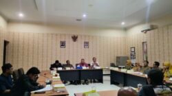 Ketua Komisi C DPRD Lamongan Mahfud Shodiq didampingi anggota saat menggelar rapat koordinasi bersama warga, RN, manajemen CV Jioen Fishery dan dinas terkait di Ruang Komisi C DPRD Lamongan, Senin (3/8/2026), Foto : Suwarji/Nowtooline)