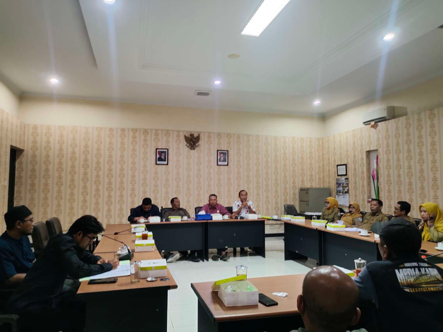 Ketua Komisi C DPRD Lamongan Mahfud Shodiq didampingi anggota saat menggelar rapat koordinasi bersama warga, RN, manajemen CV Jioen Fishery dan dinas terkait di Ruang Komisi C DPRD Lamongan, Senin (3/8/2026), Foto : Suwarji/Nowtooline)