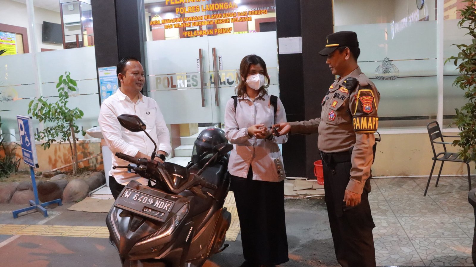Penyerahan sepeda motor dari pihak Polres Lamongan kepada pemilik motor (Foto: Humas Polres for Nowtooline
