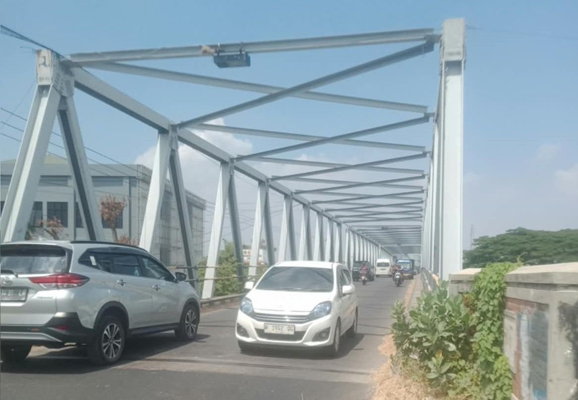 Dua kendaraan roda empat berjenis MPV sedang melintasi Jembatan Karanggeneng, (Foto : Redaksi/Nowtooline)