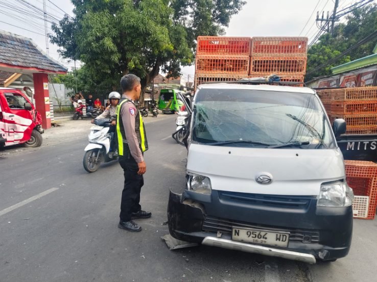 Petugas kepolisian berada di lokasi kecelakaan lalu lintas yang melibatkan tiga kendaraan di Jalan Lamongan-Mantup, Desa Bakalan Pule, Kecamatan Tikung, Kabupaten Lamongan, Selasa (8/9/2026), (Foto: Humas Polres Lamongan for Nowtooline)