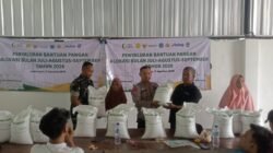 Babinsa Kawal Penyaluran Bantuan Pangan untuk 526 KPM di Kecamatan Turi Lamongan