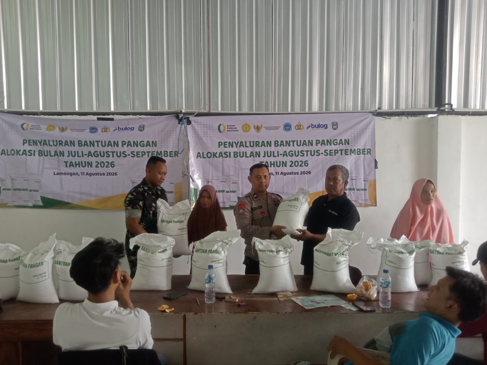Sebanyak 526 KPM di Desa Kemlagigede, Lamongan, menerima bantuan beras Bulog dengan pendampingan Babinsa dan Bhabinkamtibmas