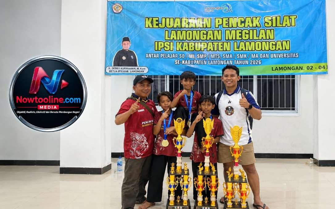 Dua atlet Markash Legend SH Terate Lamongan menunjukkan trophy piala juara umum (Foto : Suwarji/Nowtooline)