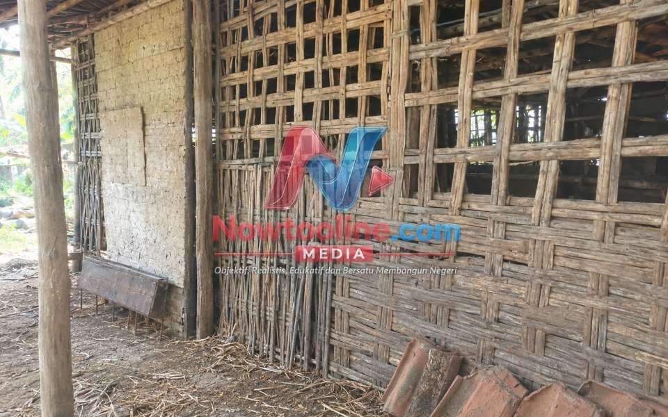 Kandang sapi nampak kosong yang mendapatkan kucuran anggaran DD tahun 2025 melalui program penggemukan sapi BUMDes Desa Sidodowo (Foto : Suwarji for Nowtooline)