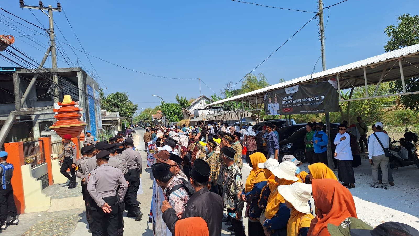 Lebih dari 200 guru di Lamongan menggelar aksi damai untuk mendesak penanganan transparan kasus dugaan penganiayaan terhadap kepala madrasah, Rabu (21/12026) Foto: Redaksi